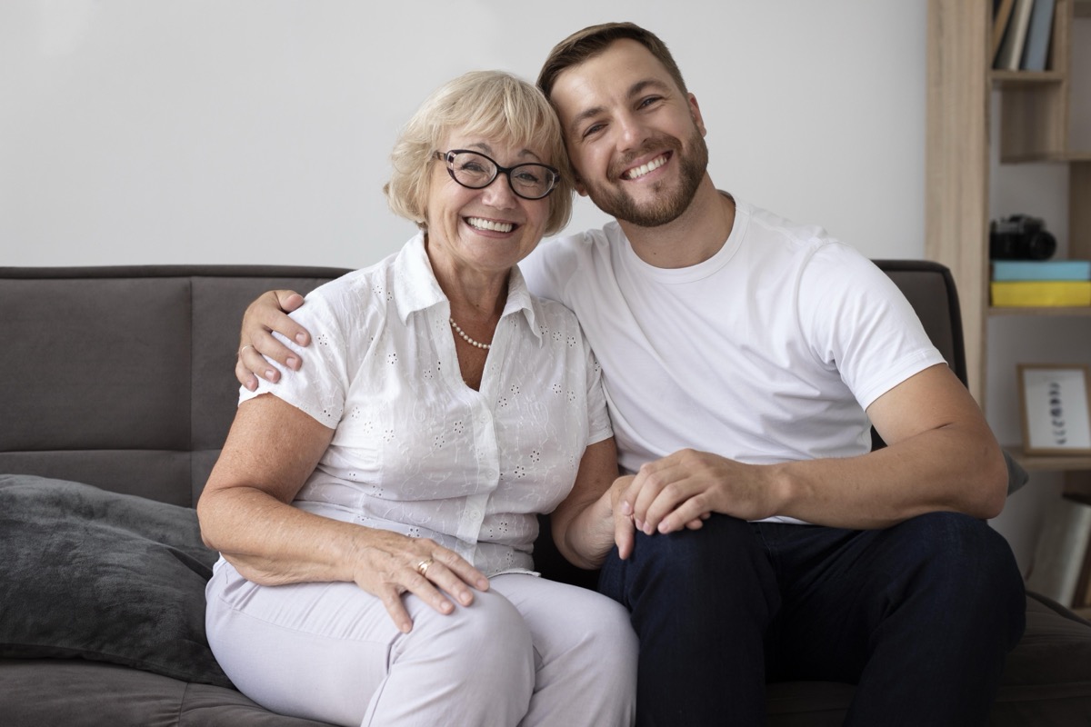 Kim jest maminsynek? Czym go poznać i jak radzić sobie w związku