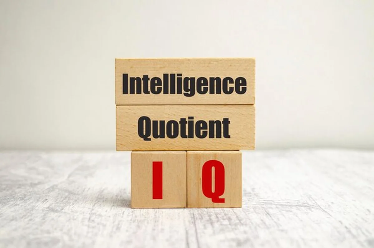 Blok IQ na białym tle drewnianego bloku