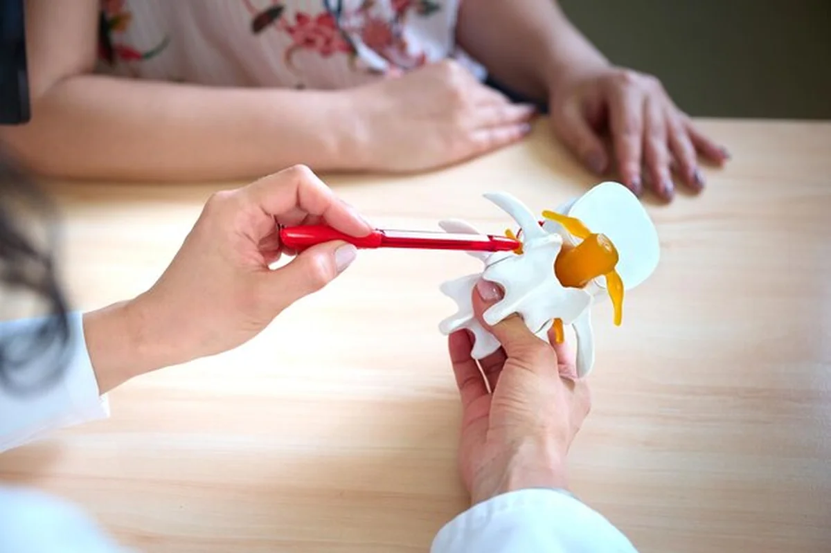 Lekarz wyjaśniający anatomię kręgosłupa pacjentom lub studentom