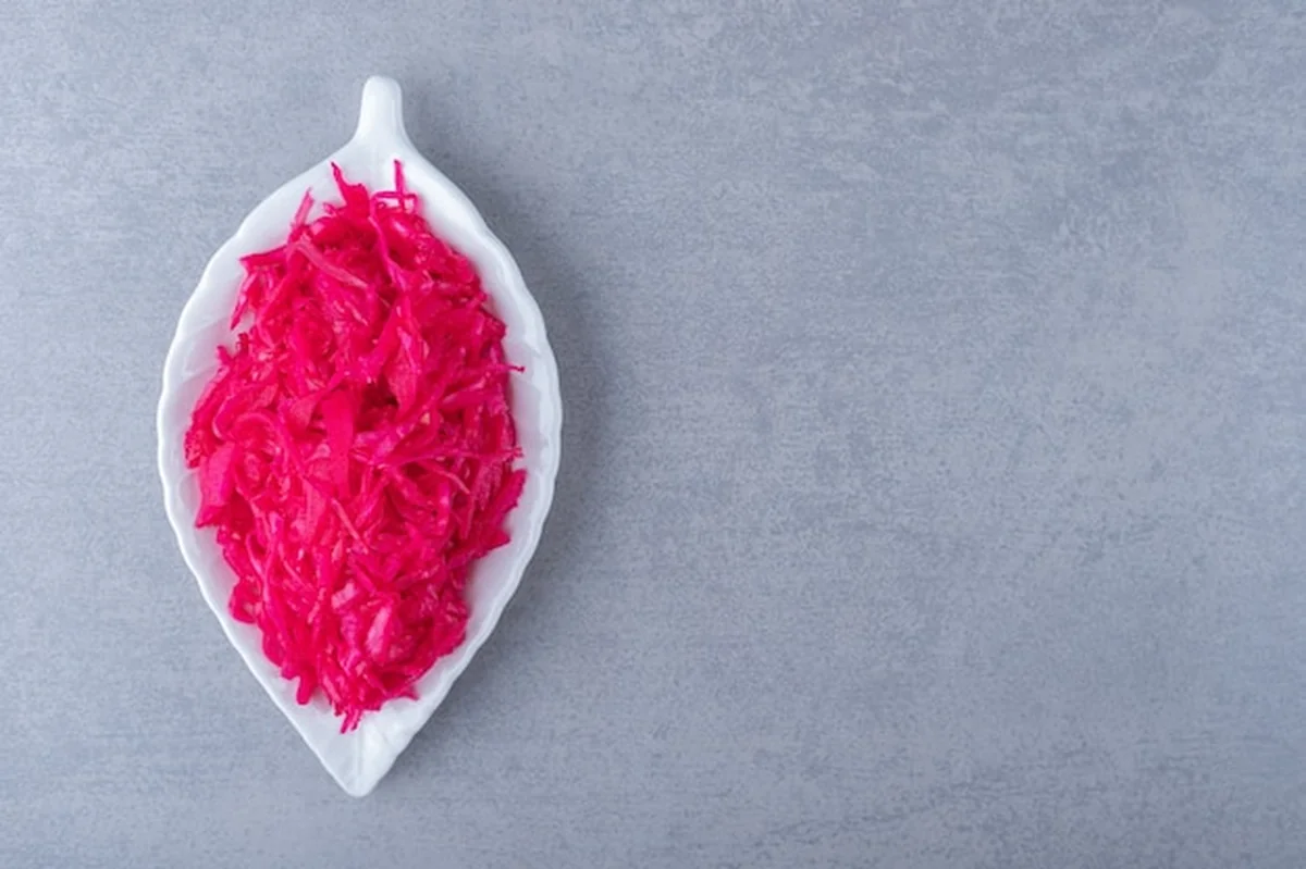 Kapusta kiszona w fantazyjnym naczyniu na marmurowym tle