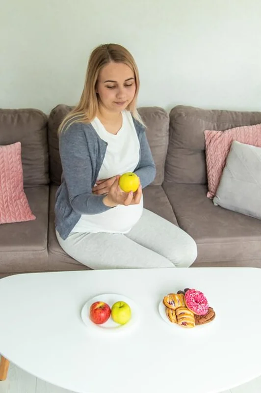 Kobieta w ciąży je słodkie jabłko