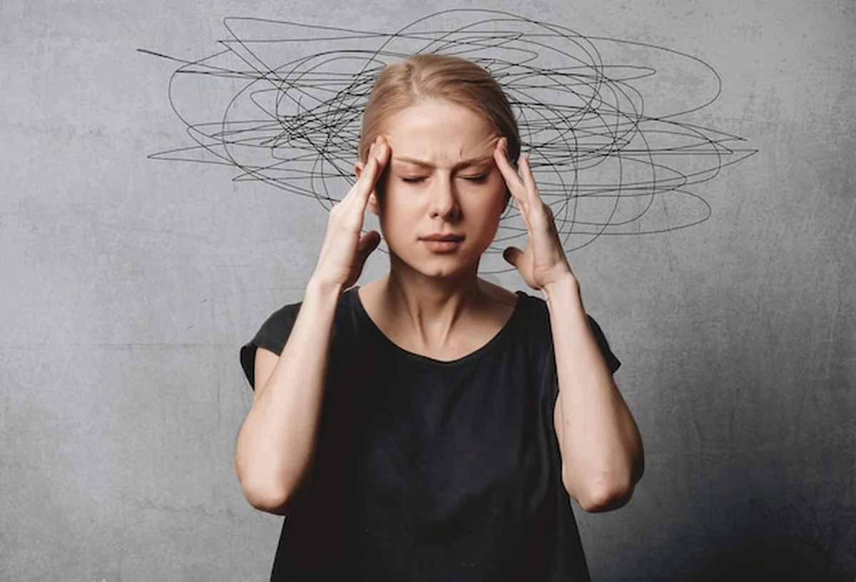 Kobieta z bólem głowy na szarej przestrzeni