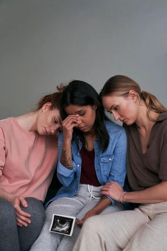 Depresyjni przyjaciele siedzący przy ścianie