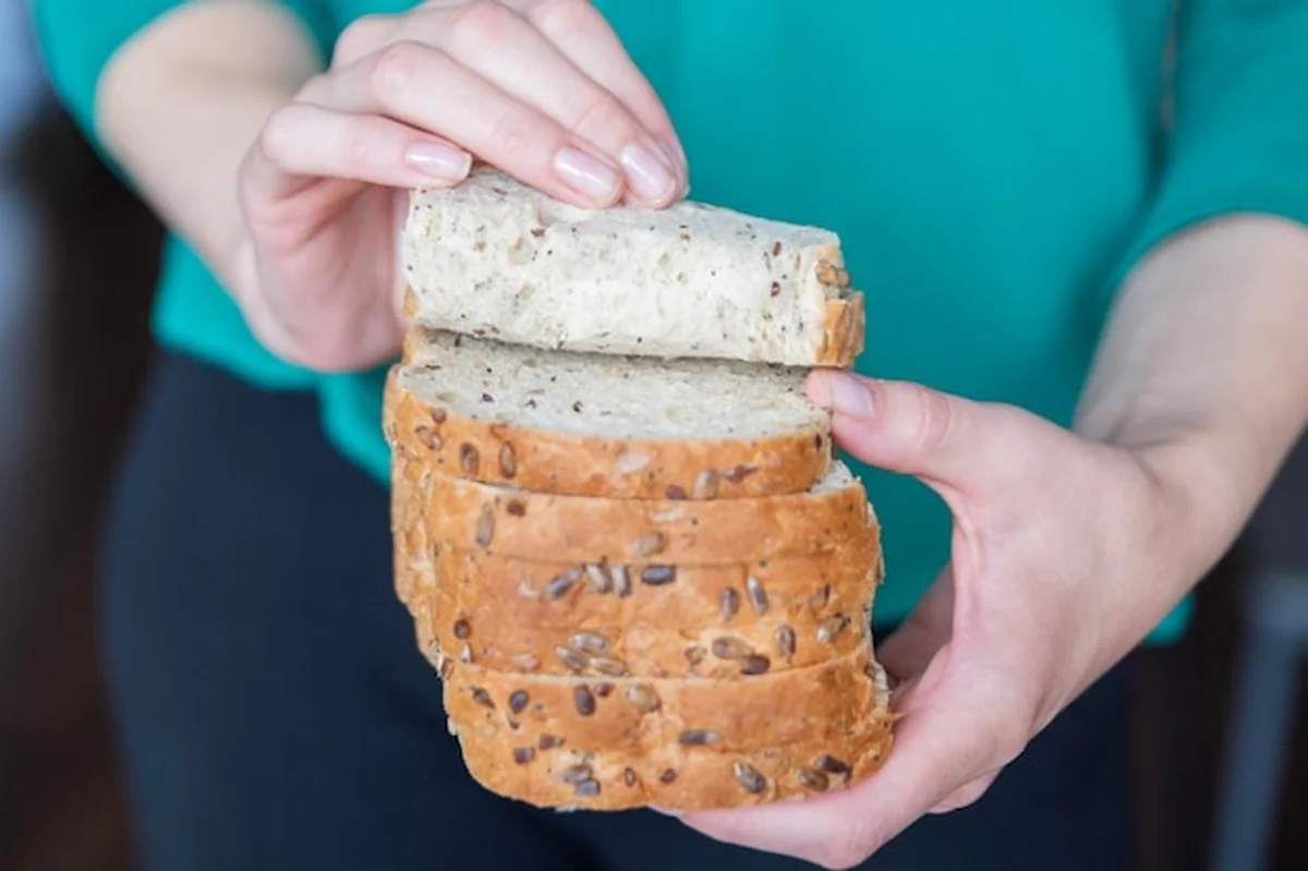 Ręce kobiet trzymające kawałki chleba