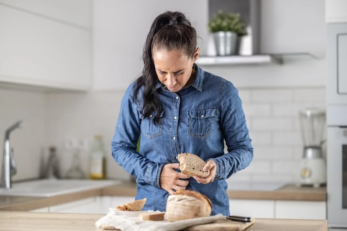 Młoda kobieta z celiakią nie je chleba z powodu nietolerancji glutenu