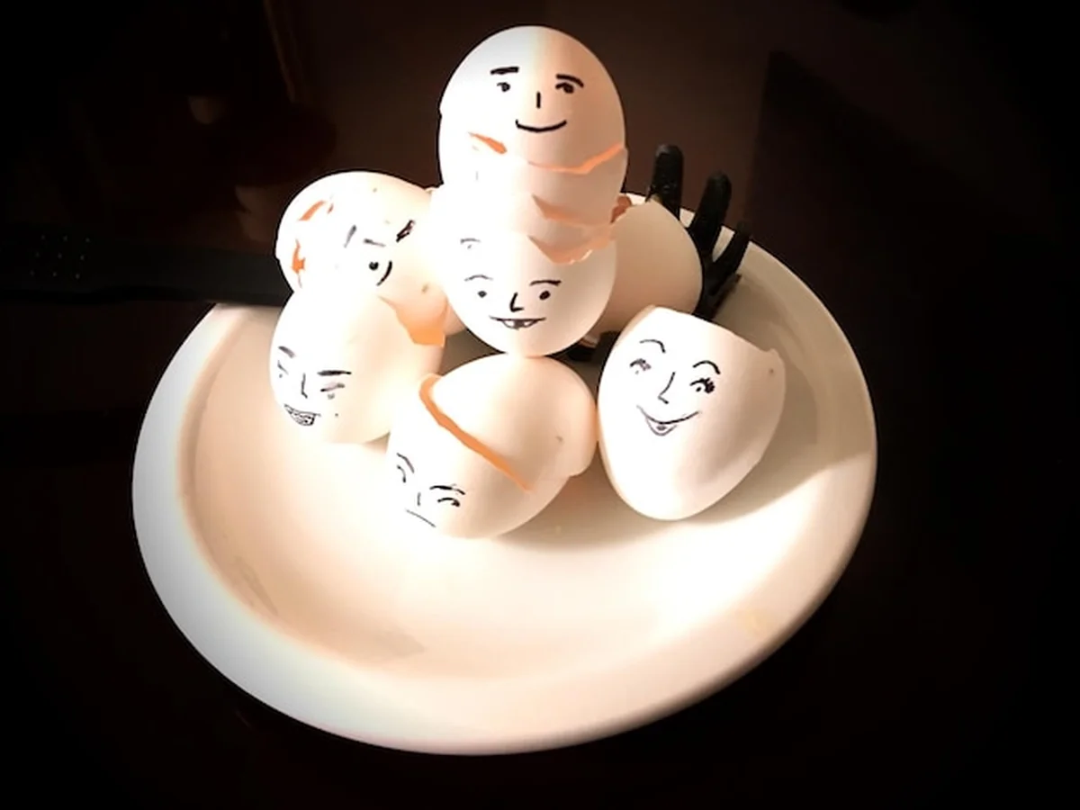 Antropomorficzna twarz wykonana z skorup jaj