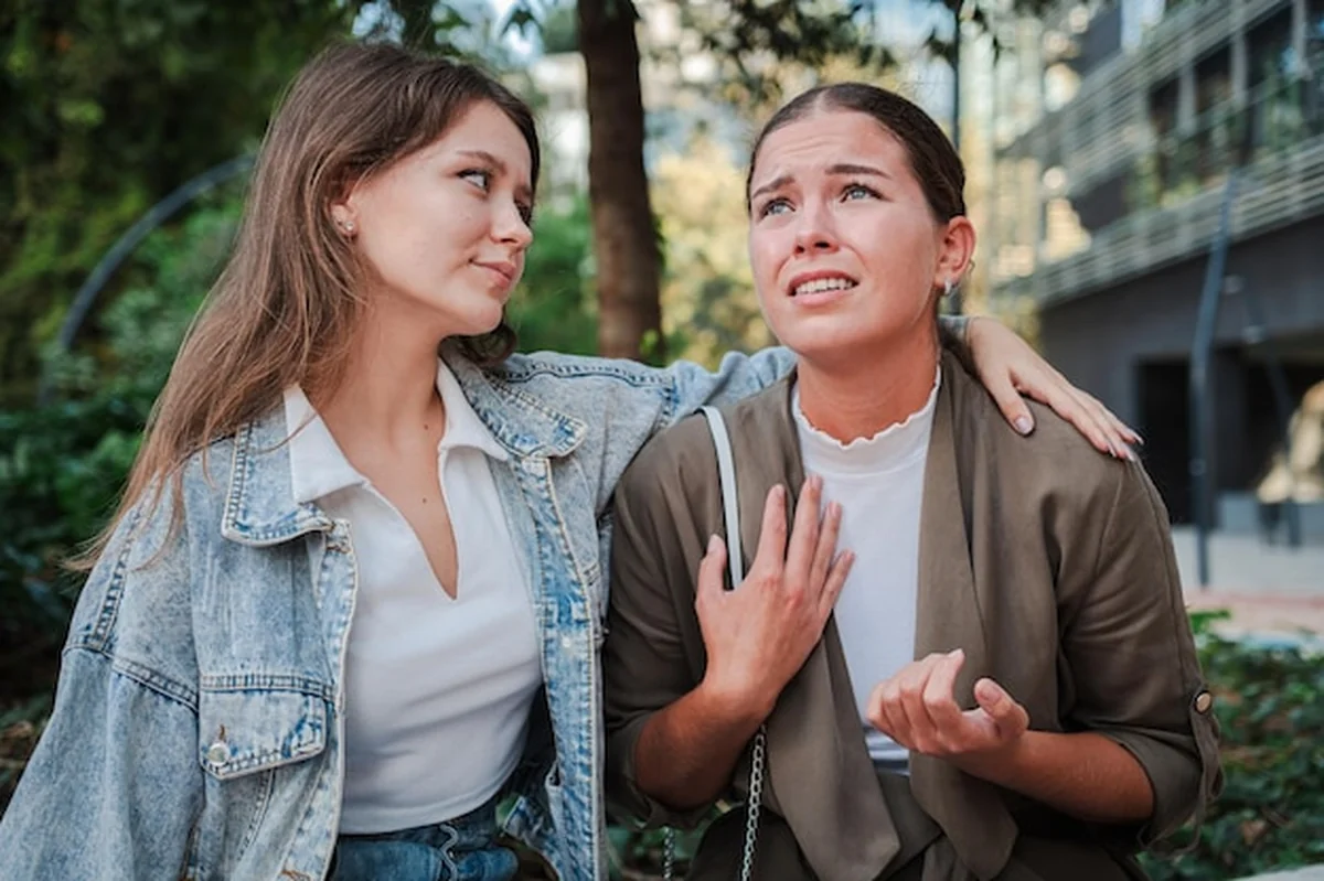 Zdenerwowana kobieta rozmawia z przyjacielem