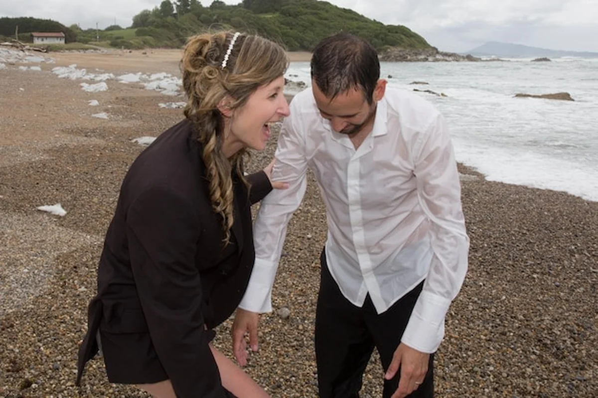 Nowe małżeństwo na plaży po kąpieli