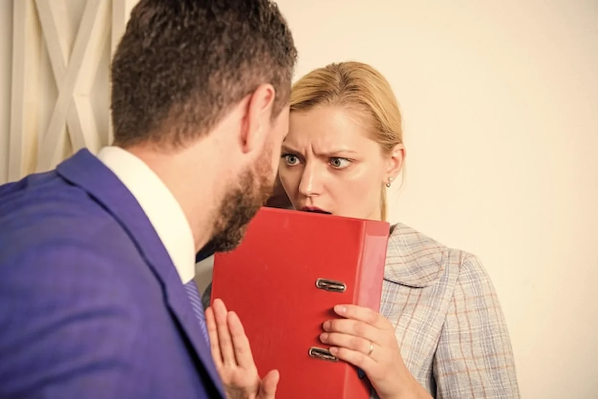 Menedżer dotyka ramienia sekretarki