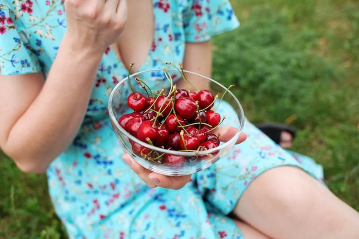 Miska świeżych organicznych wiśni