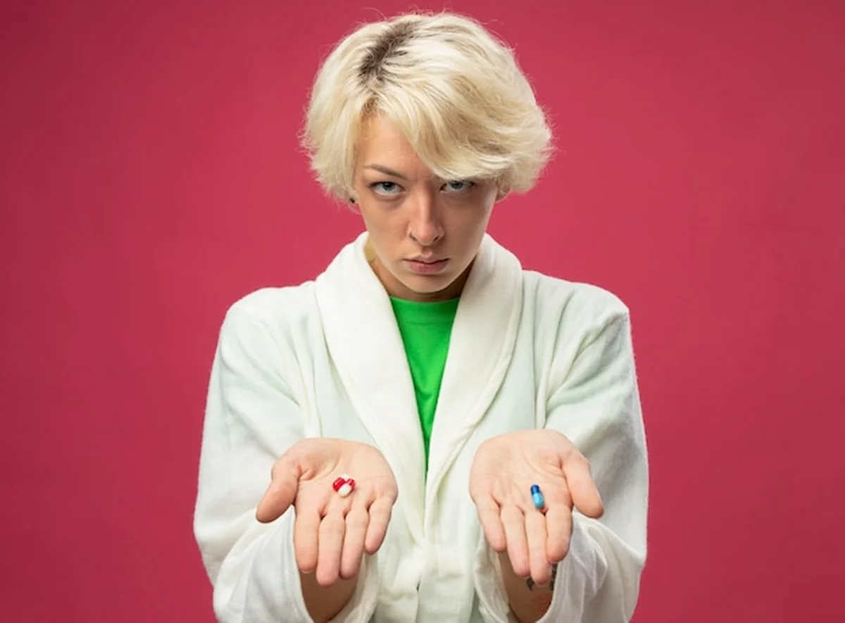 Chora kobieta z pigułkami na rękach na różowym tle