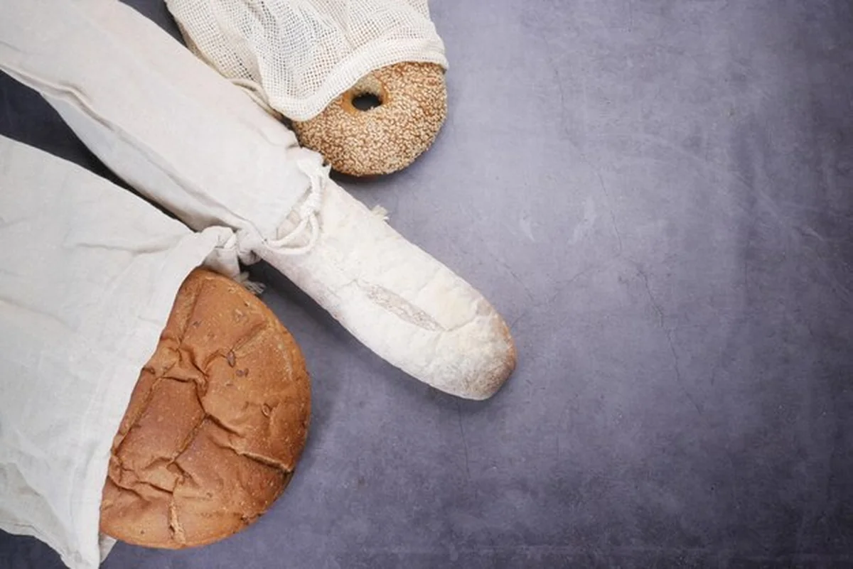 Chleb pieczony w torbie lnianej