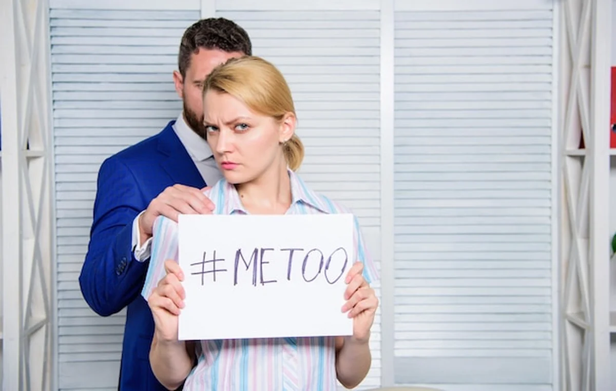 Kobieta pokazująca obrazy na temat przemocy wobec kobiet