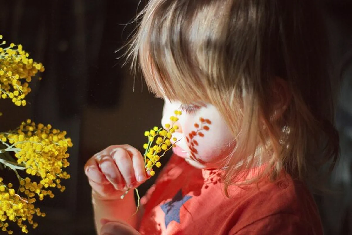 Dziewczyna trzymająca kwiat czarnego bzu