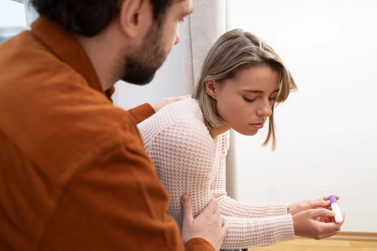 Bliska para z testem ciążowym