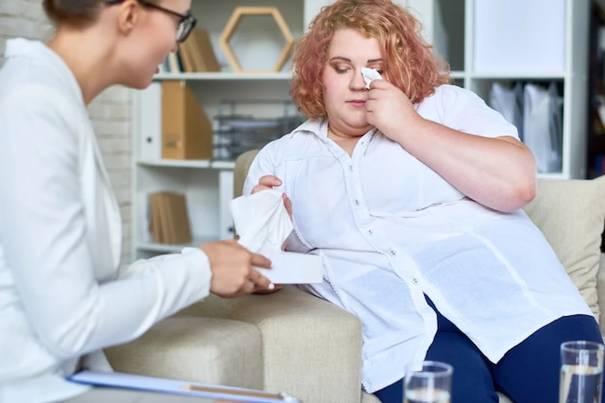Otyła młoda kobieta omawia problemy z psychiatrą