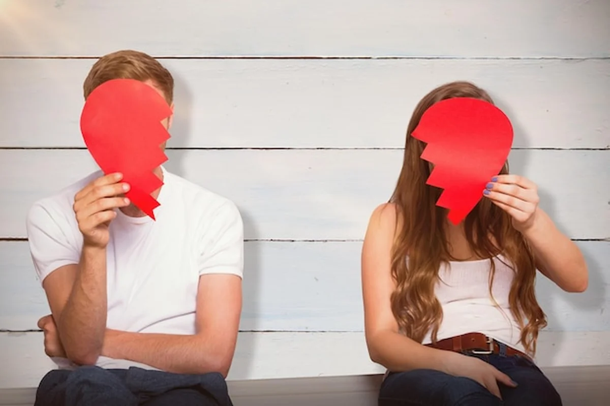 Para trzymająca złamane serce