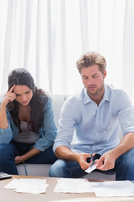 Zmartwiona para robi zdjęcie razem