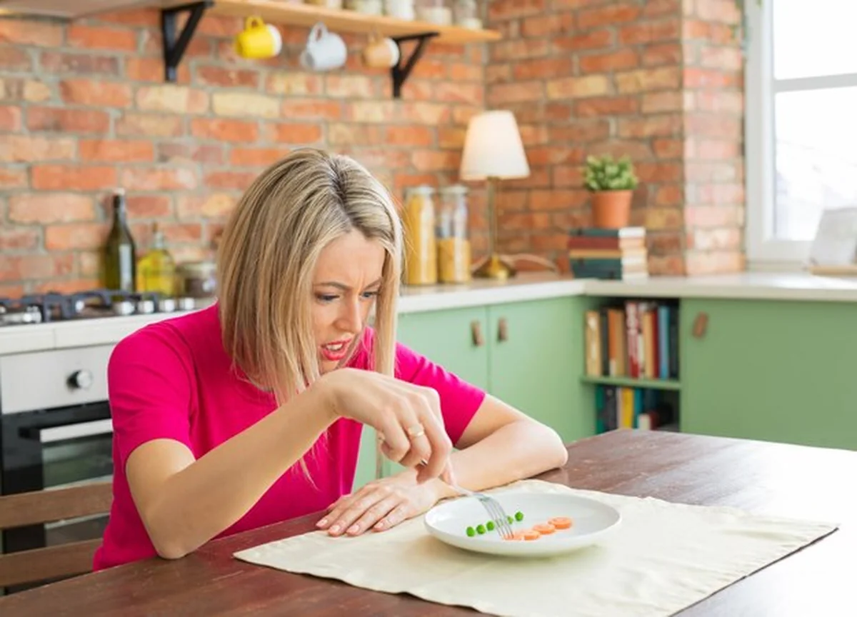 Kobieta zmagająca się ze swoją dietą
