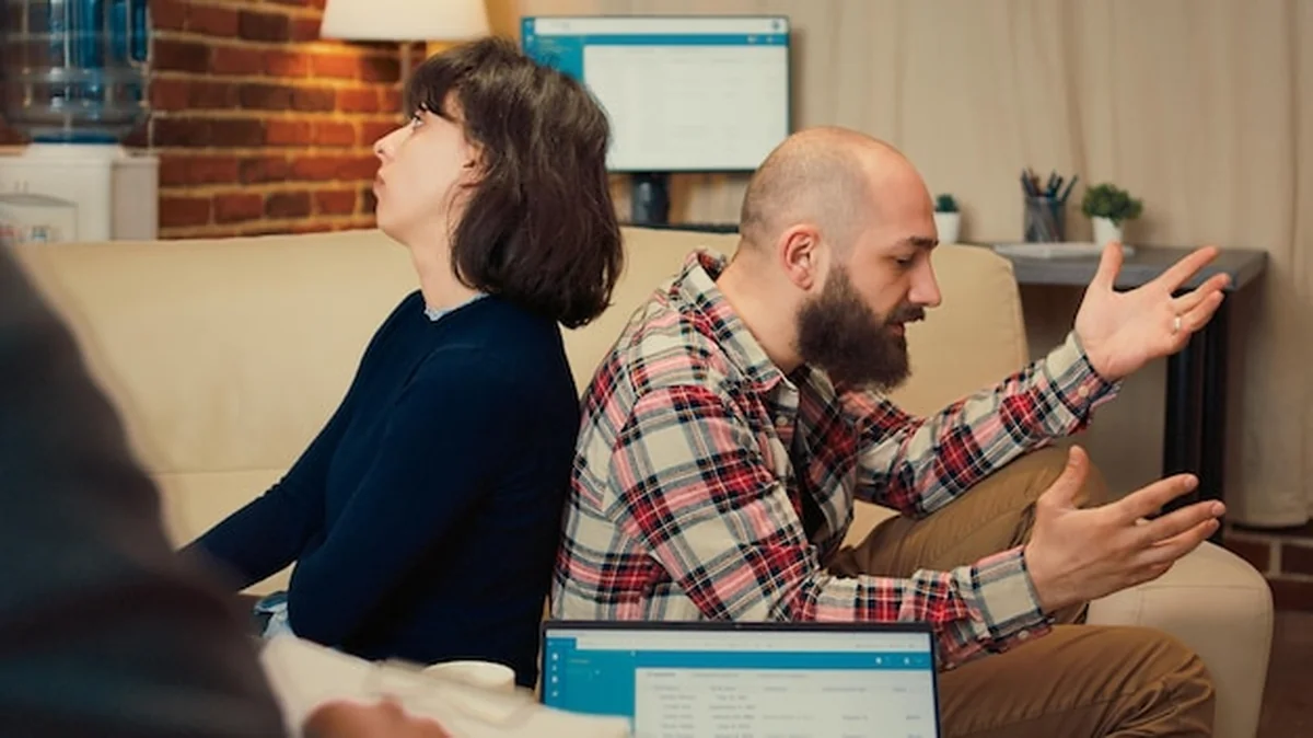 Mężczyzna i kobieta rozmawiają z terapeutą w biurze