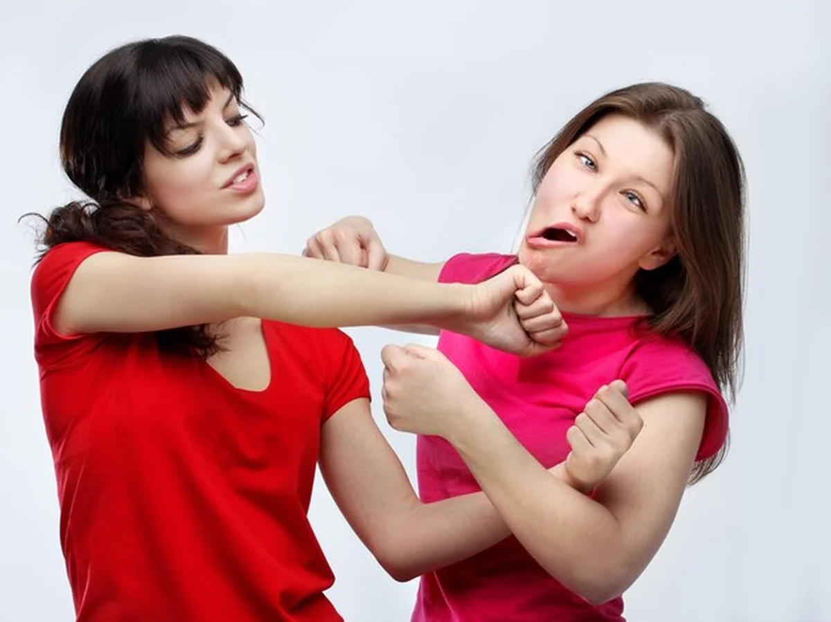 Portret dwóch młodych dziewcząt w złym nastroju