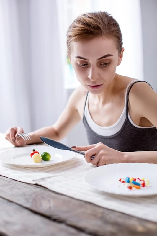 Kobieta z anoreksją je obiad