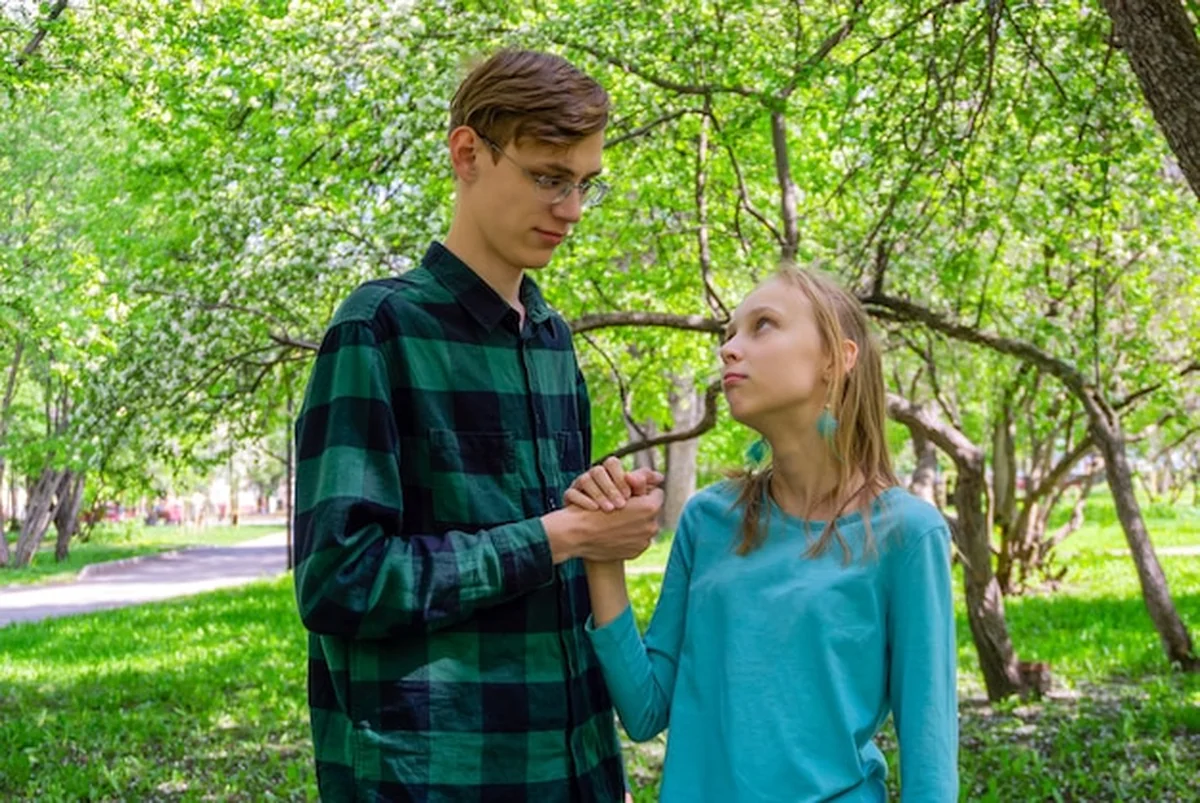 Nastolatkowie, brat i siostra, rozmawiają w parku