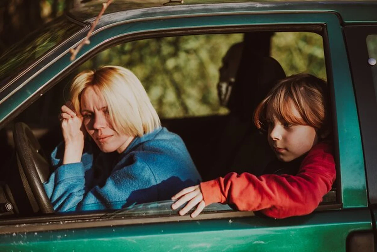 Matka prowadzi samochód z synem - zmęczenie i frustracja na drodze