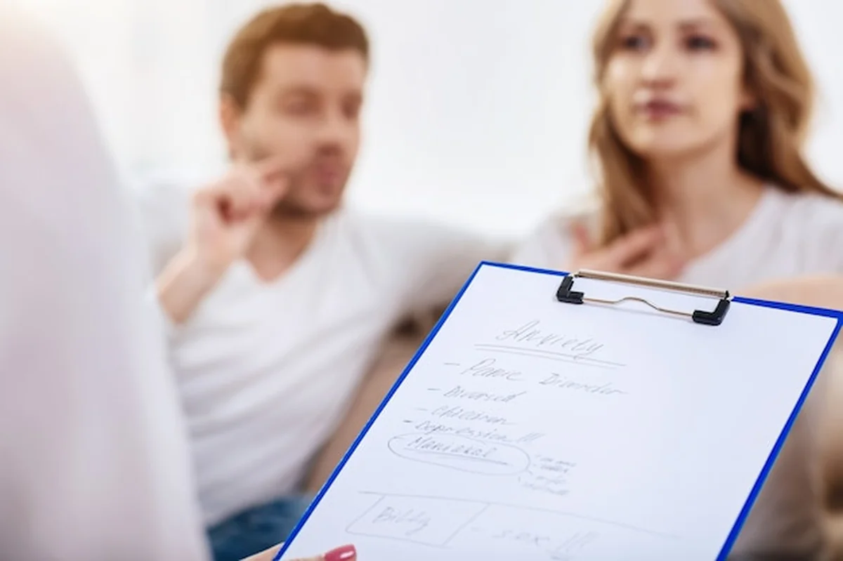 Notatki psychologa podczas sesji z młodą parą