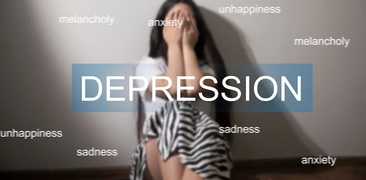 Nastoletnia dziewczyna z depresją siedząca sama