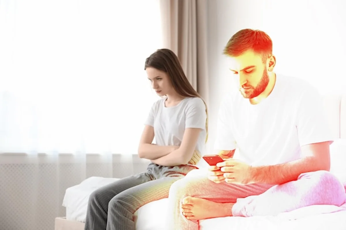 Nieszczęśliwa młoda para w domu mająca problemy w relacjach