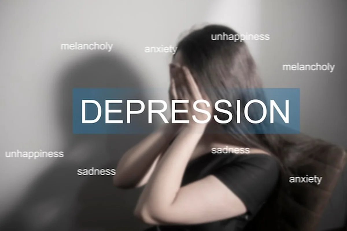 Nastoletnia dziewczyna z depresją siedząca sama