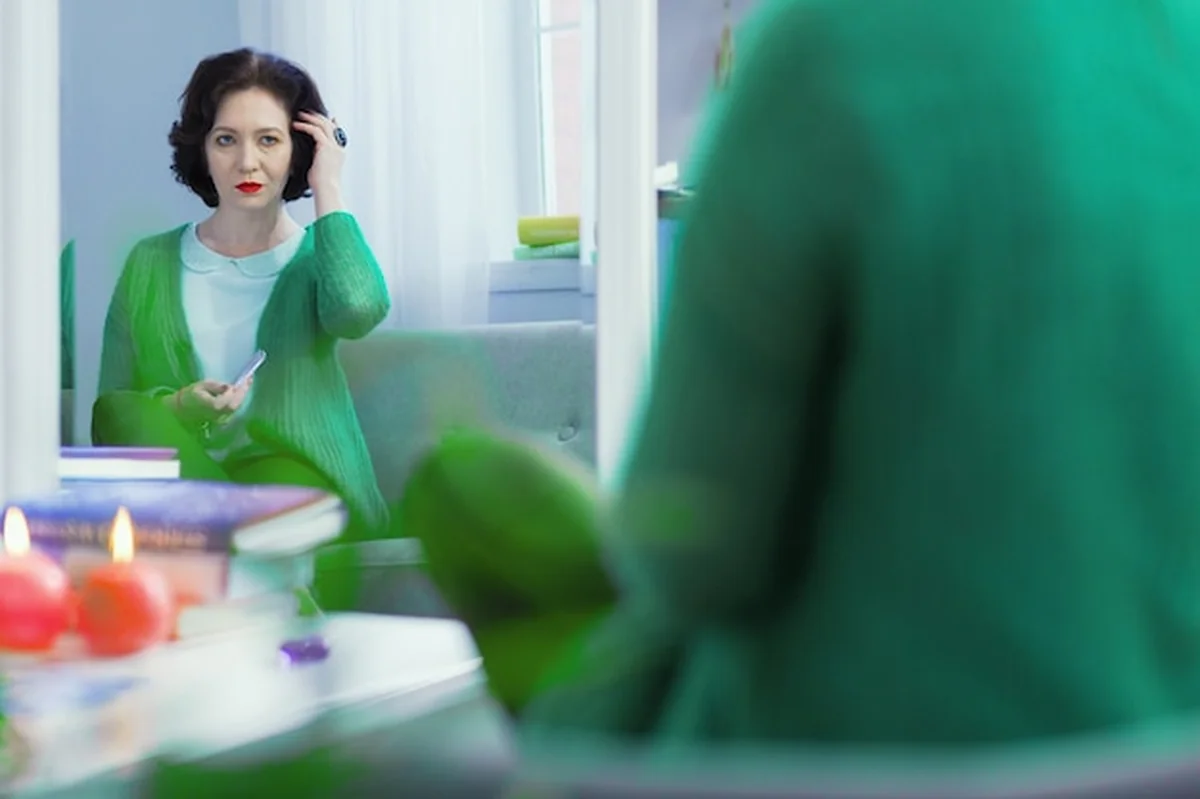 Inteligentna kobieta poprawiająca włosy, gotowa do pracy