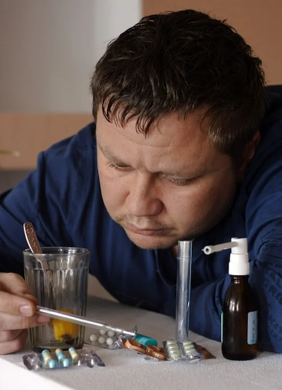 Chory człowiek i leki terapeutyczne w pobliżu