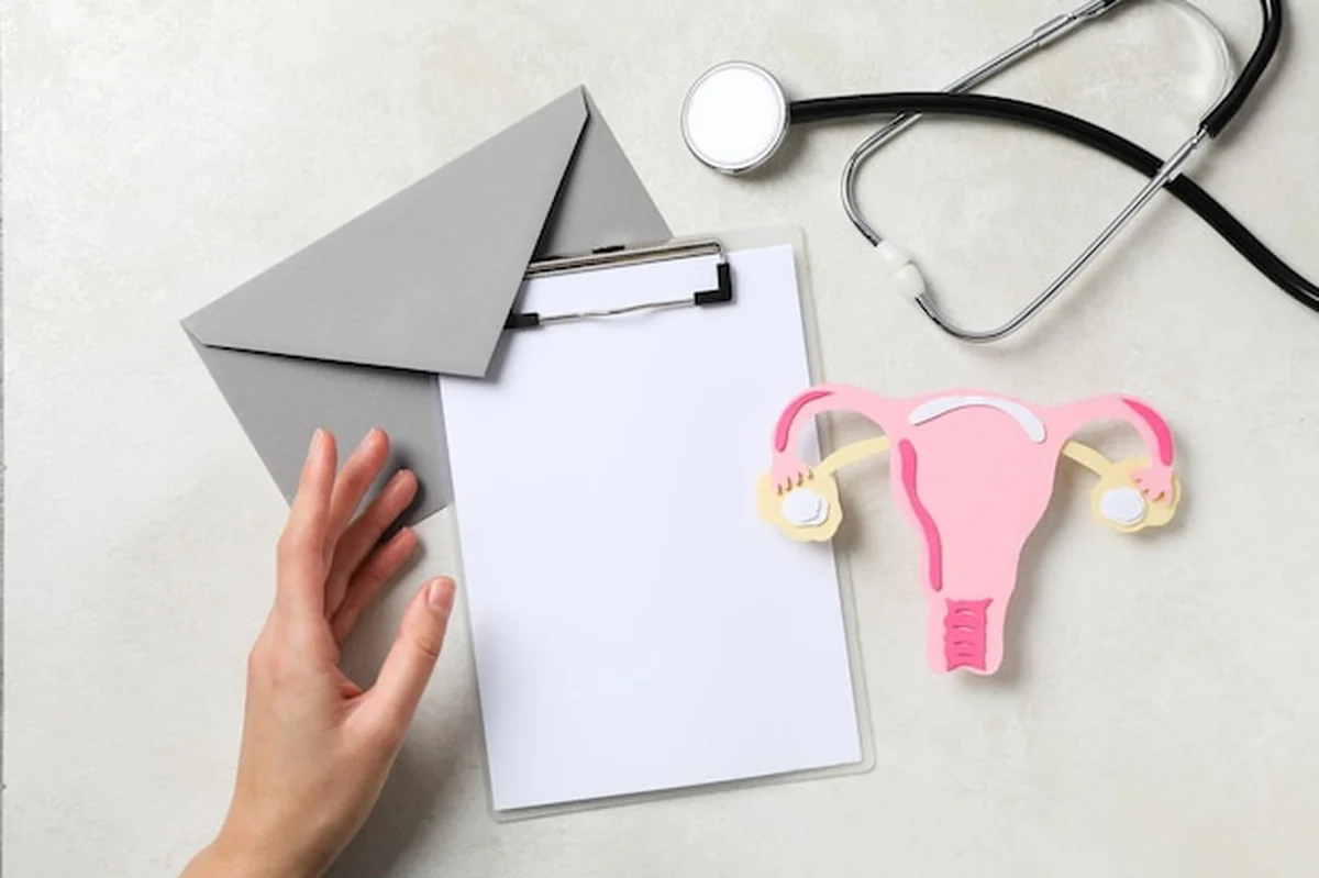 Kobieta z macicą w gabinecie lekarskim