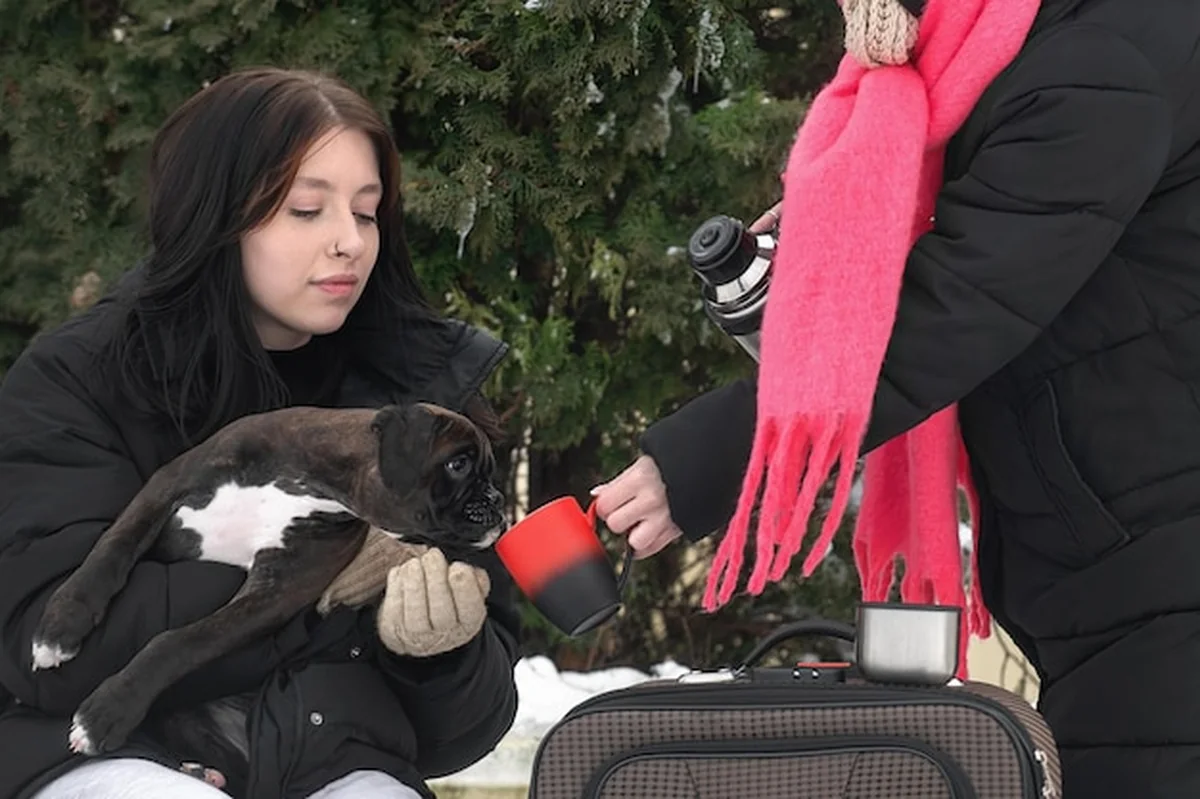 Młoda kobieta trzymająca psa