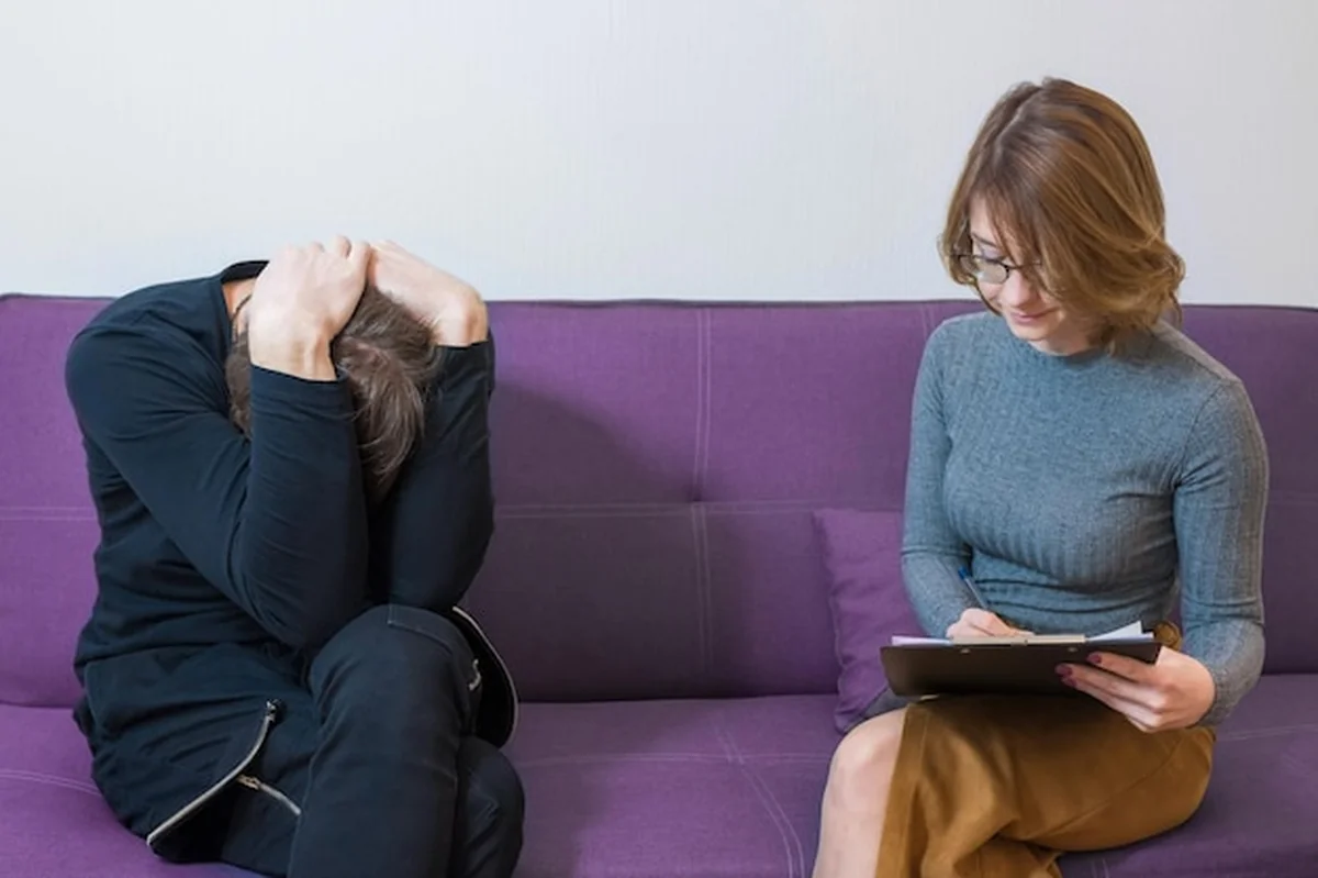 Nieszczęśliwa osoba i psycholog w biurze