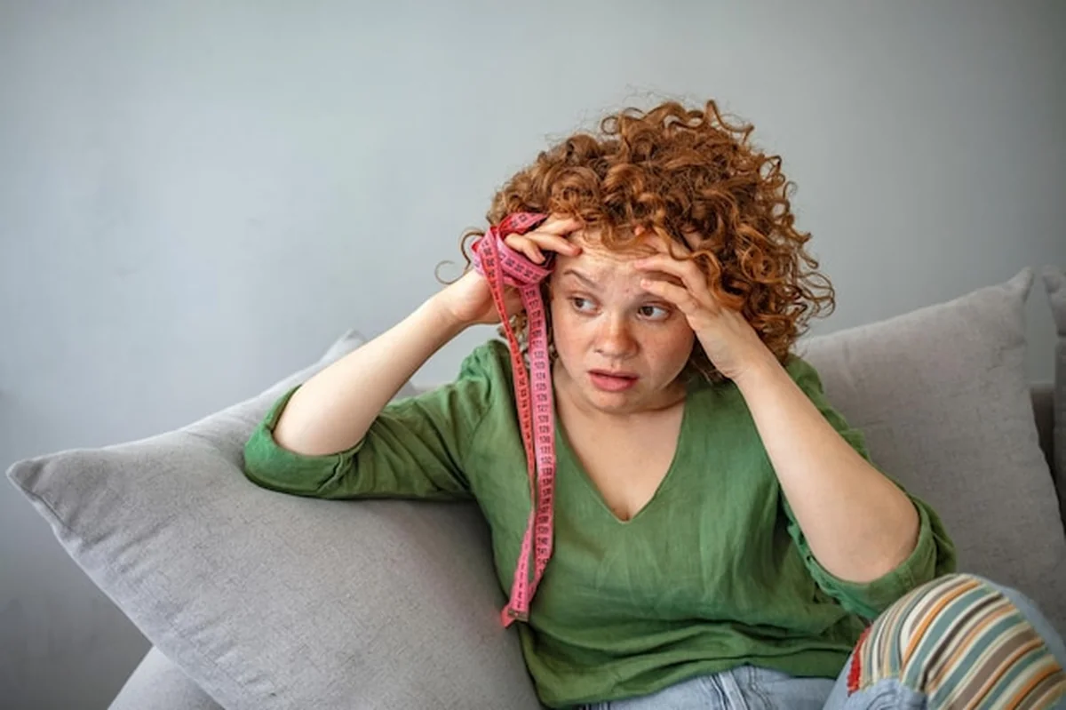 Zdrowa kobieta wykonująca jogę na tle reklamy fitness