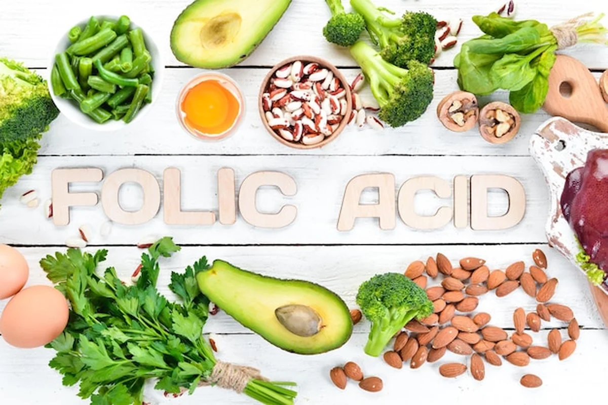 Pokarmy bogate w żelazo na białym drewnianym tle z góry