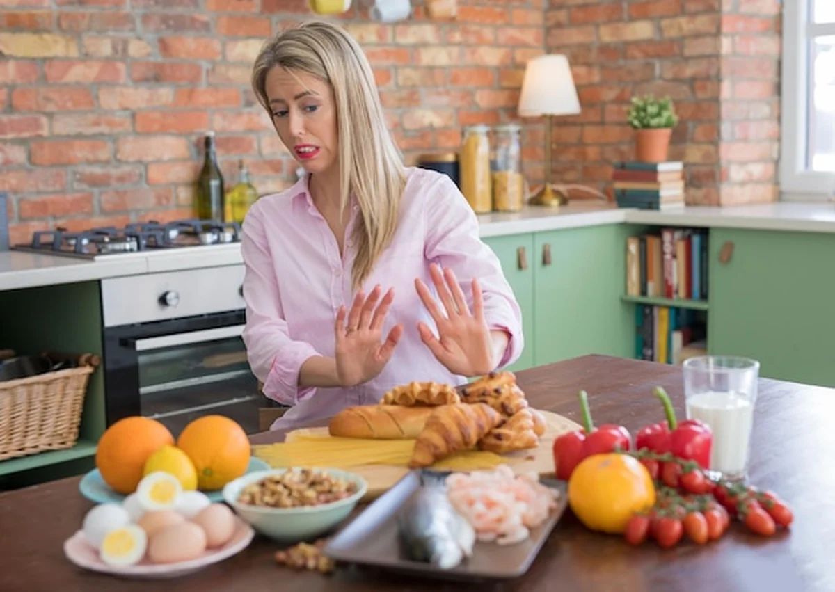 Kobieta z różnymi rodzajami alergii pokarmowych