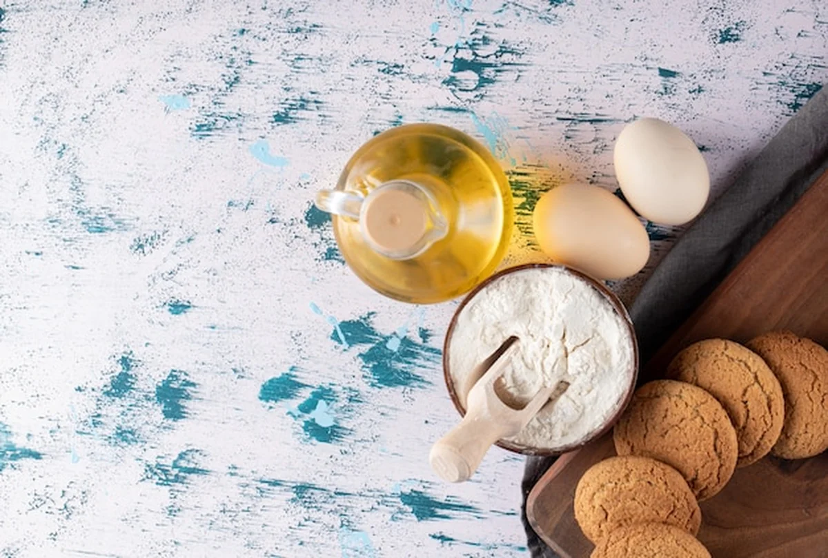 Ciasteczka owsiane na drewnianym talerzu z składnikami