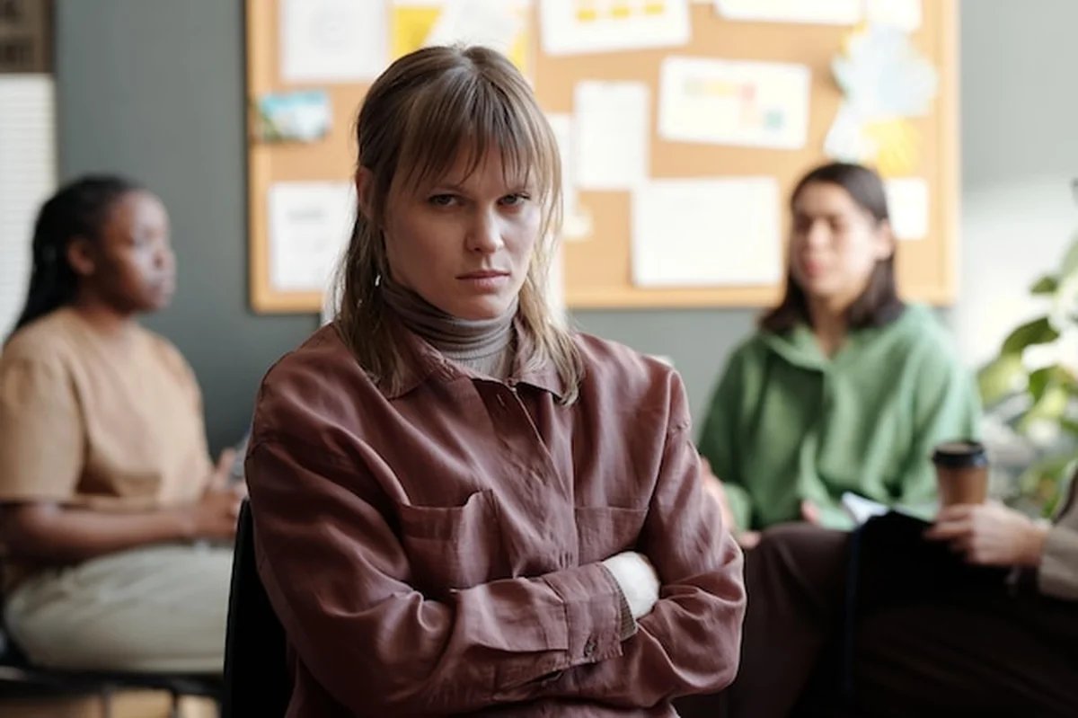 Młoda kobieta z zespołem posttraumatycznym