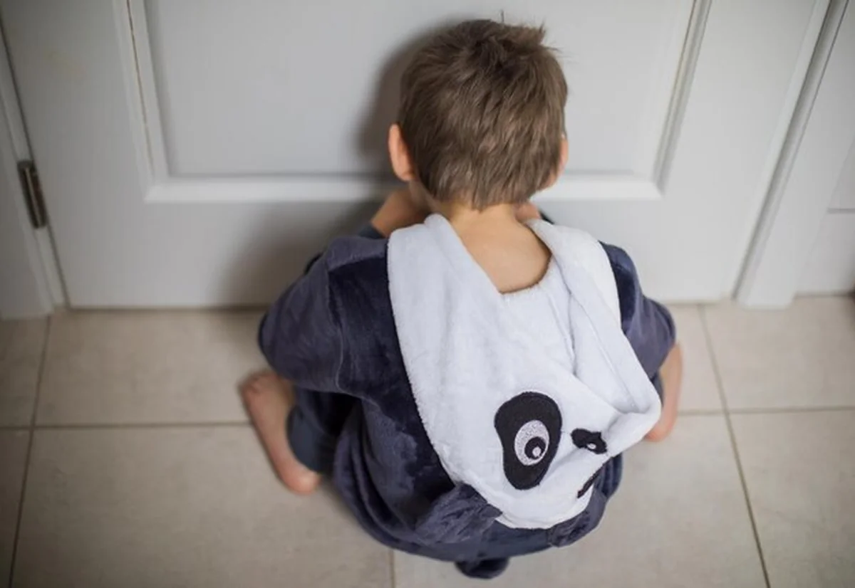 Zdenerwowany dzieciak siedzi na podłodze