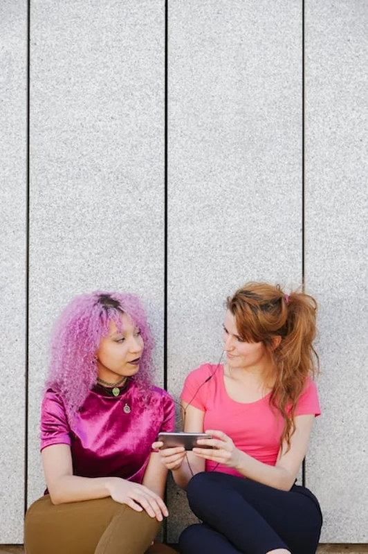 Para lesbijek siedząca przy ścianie