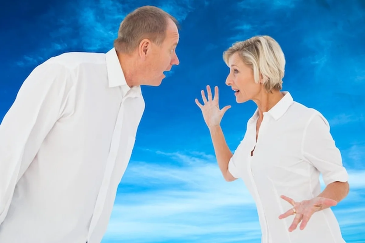 Rozzłoszczona starsza para kłóci się