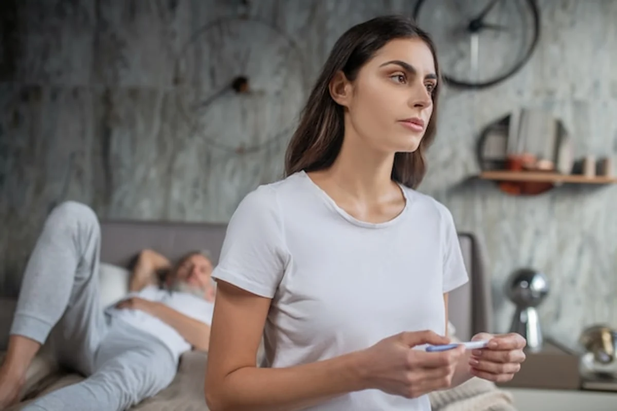 Rozważna kobieta trzymająca kasetę z testem ciążowym