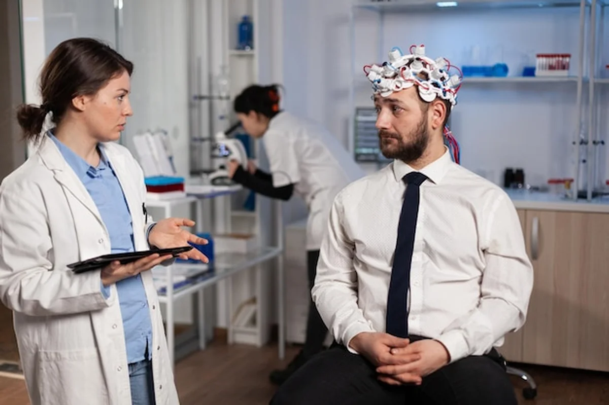 Neurolog wpisuje objawy choroby, pacjent i badacz monitorujący aktywność mózgu