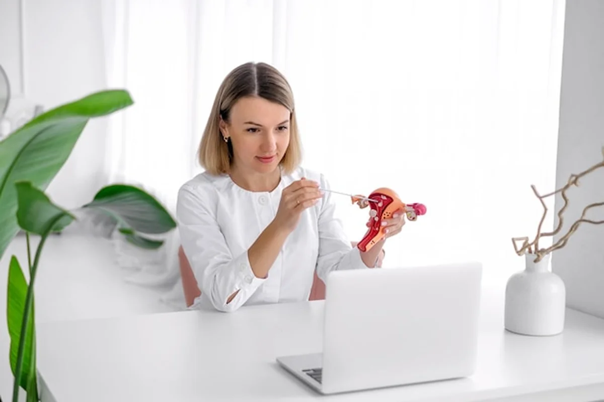 Kobieta lekarz prowadzi konsultację internetową