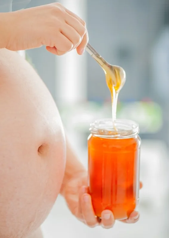 Kobieta w ciąży spożywająca zdrowe jedzenie