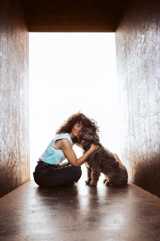 Kobieta uściskająca psa na korytarzu